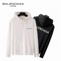 秋も優雅に過ごせる BALENCIAGA 偽物 パーカー ロゴ 柄 プリント ポケット 2色 ユニセックス バレンシアガ
