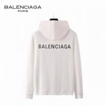 秋も優雅に過ごせる BALENCIAGA 偽物 パーカー ロゴ 柄 プリント ポケット 2色 ユニセックス バレンシアガ