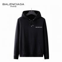 秋も優雅に過ごせる BALENCIAGA 偽物 パーカー ロゴ 柄 プリント ポケット 2色 ユニセックス バレンシアガ