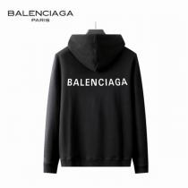 秋も優雅に過ごせる BALENCIAGA 偽物 パーカー ロゴ 柄 プリント ポケット 2色 ユニセックス バレンシアガ