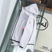 大人っぽい雰囲気が感じ MONCLER スーパーコピー ジャケット フード付き ロゴ貼り付け モンクレール    