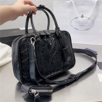 トレンド感を楽しめ新作 PRADA コピー ショルダーバッグ レザー シワ加工 金属三角ロゴ プラダ