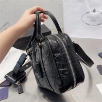 トレンド感を楽しめ新作 PRADA コピー ショルダーバッグ レザー シワ加工 金属三角ロゴ プラダ