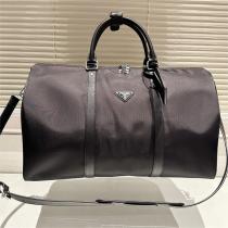 誰にも夢中になるトレンド PRADA コピー ボストンバッグ 金属 三角 ロゴ 芸能人愛用 プラダ 50cm