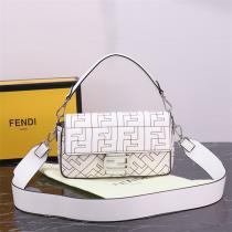 収納性ｘ機能性 フェンディ スーパー コピー ハンドバッグ Baguette ショルダーベルト ffロゴ 刺繡 FENDI