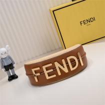 洗練された大人の雰囲気 FENDI コピー ハンドバッグ praphyシリーズ 編み 三日月型 金属 ロゴ フェンディ