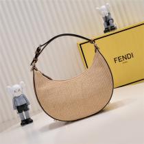 洗練された大人の雰囲気 FENDI コピー ハンドバッグ praphyシリーズ 編み 三日月型 金属 ロゴ フェンディ