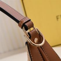 洗練された大人の雰囲気 FENDI コピー ハンドバッグ praphyシリーズ 編み 三日月型 金属 ロゴ フェンディ