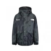 ザノースフェイス コピー ジャケット 迷彩 THE NORTH FACE x KAWS コラボ フード付き DRYVENT生地