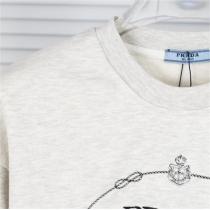 今の時季から活躍 PRADA スーパーコピー トレーナー 刺繡ロゴ ストライプ ショート コットン生地 通気性 プラダ