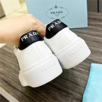 今季秋冬トレンド プラダ スーパーコピー スニーカー ロゴ プリント 三角 定番 ローカット 靴 PRADA
