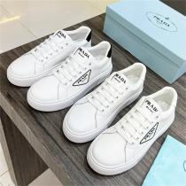 今季秋冬トレンド プラダ スーパーコピー スニーカー ロゴ プリント 三角 定番 ローカット 靴 PRADA