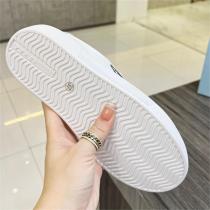 今季秋冬トレンド プラダ スーパーコピー スニーカー ロゴ プリント 三角 定番 ローカット 靴 PRADA
