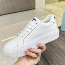 今季秋冬トレンド プラダ スーパーコピー スニーカー ロゴ プリント 三角 定番 ローカット 靴 PRADA