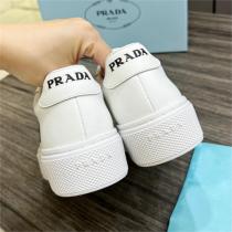 今季秋冬トレンド プラダ スーパーコピー スニーカー ロゴ プリント 三角 定番 ローカット 靴 PRADA