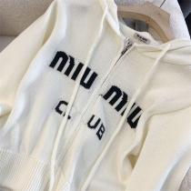 2026秋冬最新のトレンド MIUMIU コピー ジャケット ニット生地 ジッパー ロゴ vネック ミュウミュウ