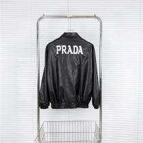 トレンドお勧め PRADA スーパーコピー ライダース ジャケット ナイロン 防水 防風 三角ロゴ プリント プラダ