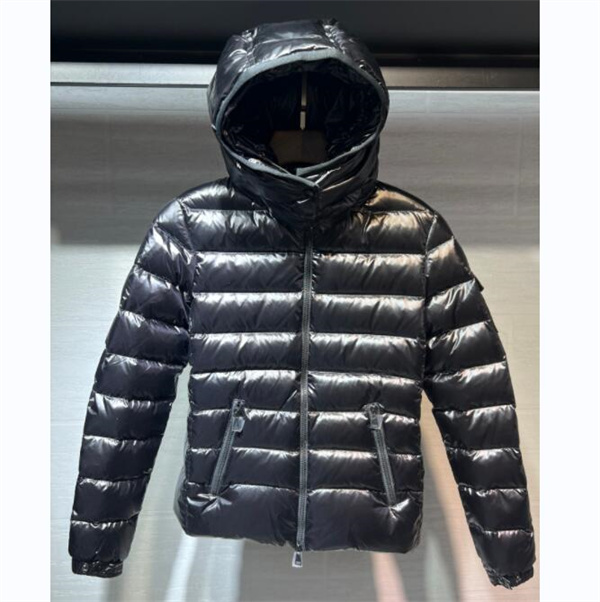 芸能人愛用 MONCLER コピー ダウンジャケット フード付き ハイネック