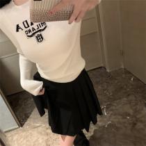 体に程よくフィット！プラダ スーパーコピー 上下セット ジャカード ニット 長袖 ＆ ミニスカート 定番ロゴ PRADA