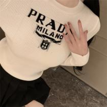 体に程よくフィット！プラダ スーパーコピー 上下セット ジャカード ニット 長袖 ＆ ミニスカート 定番ロゴ PRADA