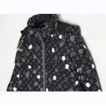 2026コラボ ルイヴィトン コピー ダウンジャケット LOUIS VUITTON x Yayoi Kusama 水玉 定番 
