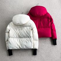 冬のお勧め♡♡MONCLER 偽物 ダウンジャケット Airy 3D ロゴ フード付き 2色 モンクレール