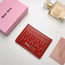 人気高級ブランド MIUMIU コピー カードケース Matelassé 金属 ロゴ 羊革 柔らかい カード収納 ミュウミュウ