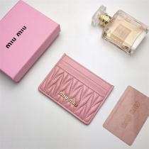 人気高級ブランド MIUMIU コピー カードケース Matelassé 金属 ロゴ 羊革 柔らかい カード収納 ミュウミュウ
