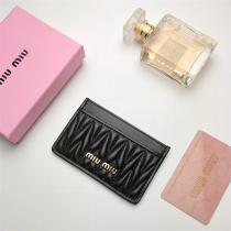人気高級ブランド MIUMIU コピー カードケース Matelassé 金属 ロゴ 羊革 柔らかい カード収納 ミュウミュウ
