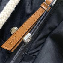 お薦め防寒着 LOEWE 偽物 ダウンジャケット レザーロゴ 防水 耐久性 洗練されたデザイン LOEWE