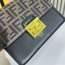 2026最新作 FENDI スーパーコピー ハンドバッグ Kan U シリーズ エンボス ffロゴ メタルロゴ フェンディ