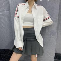 トムブラウン 偽物 シャツ ストライプ柄 ロゴ 貼り付け 綿生地 THOM BROWNE