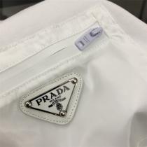 2026新作 プラダ スーパーコピー Ｔシャツ 三角 メタル ロゴ 純綿生地 ポケット PRADA