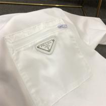 2026新作 プラダ スーパーコピー Ｔシャツ 三角 メタル ロゴ 純綿生地 ポケット PRADA
