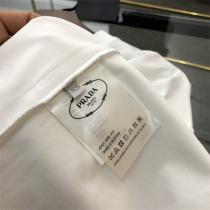 2026新作 プラダ スーパーコピー Ｔシャツ 三角 メタル ロゴ 純綿生地 ポケット PRADA
