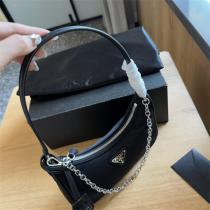 独創的な プラダ スーパーコピー ハンドバッグ 2005シリーズ メタルロゴ 軽い PRADA
