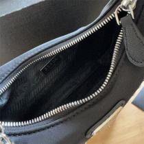 独創的な プラダ スーパーコピー ハンドバッグ 2005シリーズ メタルロゴ 軽い PRADA
