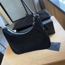 独創的な プラダ スーパーコピー ハンドバッグ 2005シリーズ メタルロゴ 軽い PRADA