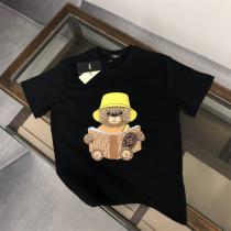 FENDI コピー Ｔシャツ クマ 熊 縫ぐるみ 本を読む ロゴ プリント ユニセックス フェンディ