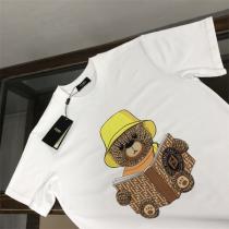 FENDI コピー Ｔシャツ クマ 熊 縫ぐるみ 本を読む ロゴ プリント ユニセックス フェンディ