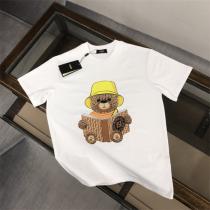 FENDI コピー Ｔシャツ クマ 熊 縫ぐるみ 本を読む ロゴ プリント ユニセックス フェンディ