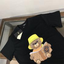 FENDI コピー Ｔシャツ クマ 熊 縫ぐるみ 本を読む ロゴ プリント ユニセックス フェンディ