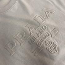 人気定番作 プラダ スーパーコピー Ｔシャツ エンボス 加工 ロゴ 純綿生地 3色 男女兼用 PRADA 