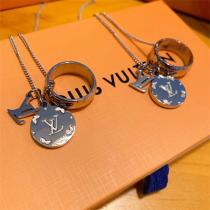 人気モデル LOUIS VUITTON コピー ネックレス モノグラム 3連 リング 光沢 彫刻 ルイヴィトン 
