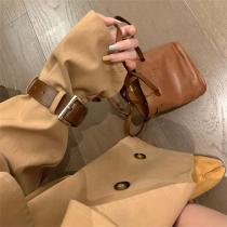 24SS秋先新作 プラダ スーパーコピー コート メタル 三角 ロゴ ボダン ショート 大人気 レディース PRADA