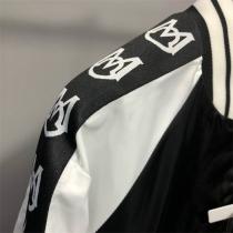 モンクレール スーパーコピー ジャケット スタイリッシュ スタジャン ワッペン ロゴ フィット感 MONCLER