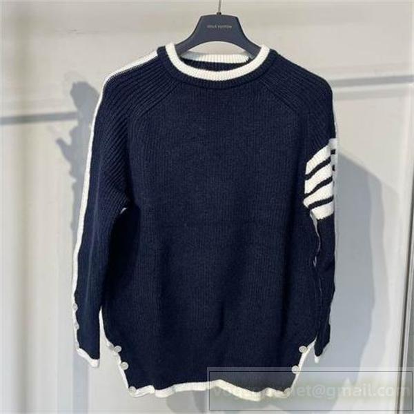 THOM BROWNE スーパーコピー セーター スポーティー＆エレガント 左袖3本ラインとトリコロールアクセント トムブラウン