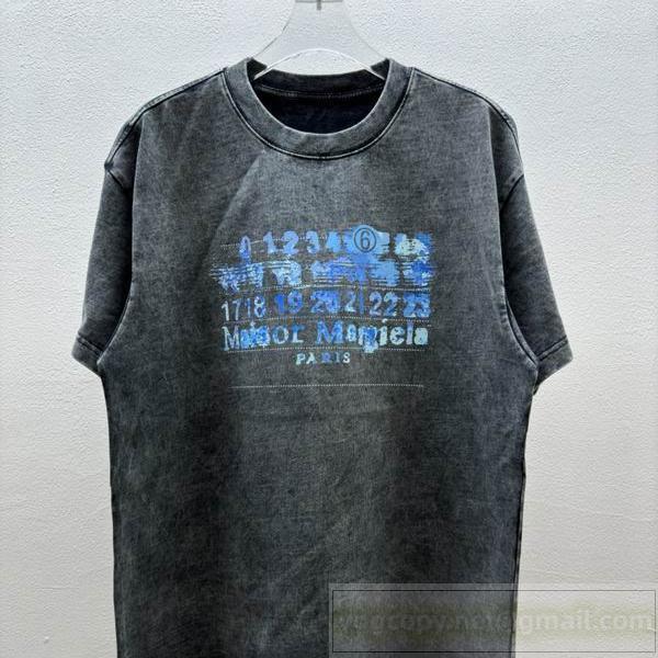 Maison Margiela スーパーコピー Tシャツ ダークグレー ブルーグラデーション ロゴと数字 メゾン マルジェラ