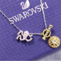 SWAROVSKI 偽物 ネックレス 3連チェーン サンバースト型チャーム クリスタル装飾 スワロフスキー