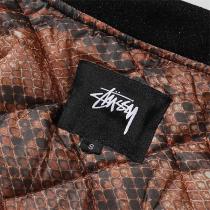 ステューシー 偽物 ジャケット ブラック スポーティ&ストリート ロゴ刺繍入り STUSSY